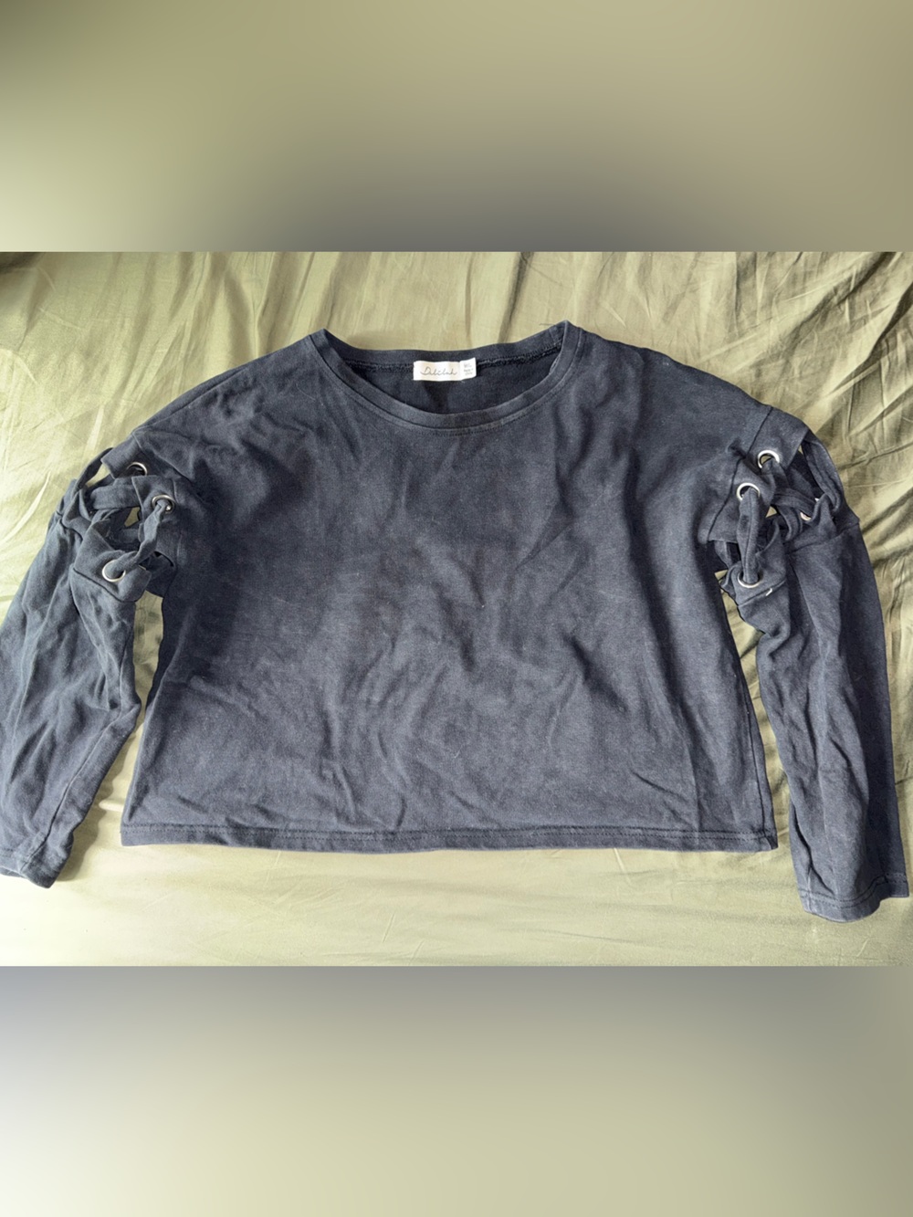 Delilah Wear Black/Dark Gray Lace-Up Sleeve Cropped Sweatshirt